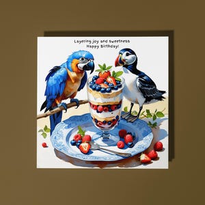 Handgemachte Papageientaucher und Ara mit cremigen Beeren Dessert Happy Birthday Karte Lustige Tierkarte Tierliebhaber Premium Grußkarte & Umschlag