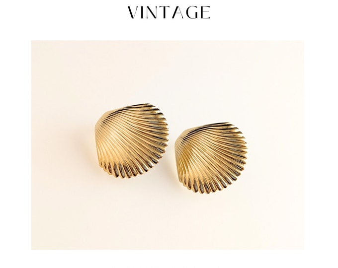 Elegant Shell Sparkle: Vintage Jewellery Gold-Tone Earrings