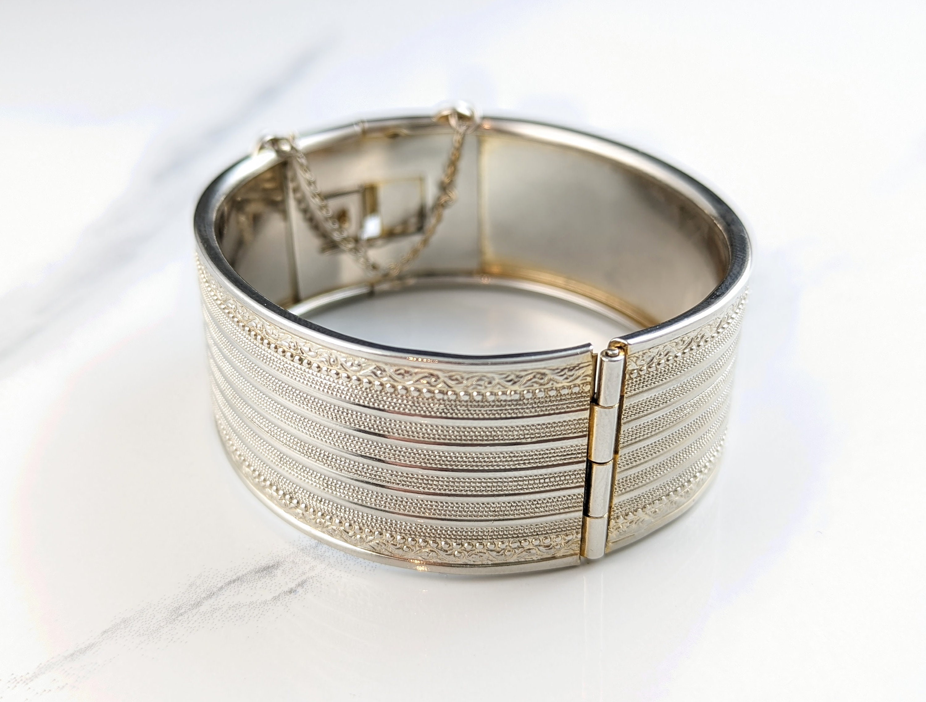 Elegant Vintage Bracelet Jewellery Cuff and Classic Silver-tone