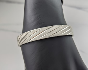 Lovely Vintage Silver-tone Diamond-cut Bangle Bracelet by Monet Jewellery..