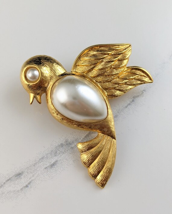 Lovely Vintage Gold-tone Faux Pearl Bird Brooch b… - image 3