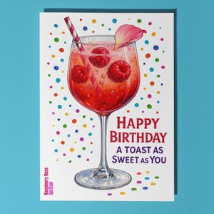 Puede incluir: Tarjeta de felicitación con una ilustración de un cóctel spritzer de frambuesa y rosa. La bebida está en una copa, adornada con frambuesas, un pétalo rosa y una pajita a rayas. La tarjeta dice: "Happy Birthday, A Toast As Sweet As You".