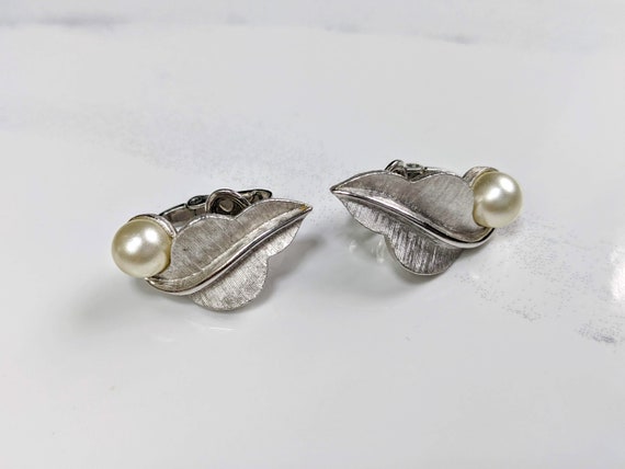 Lovely Vintage Silver-tone Faux pearl Leaves Desi… - image 6