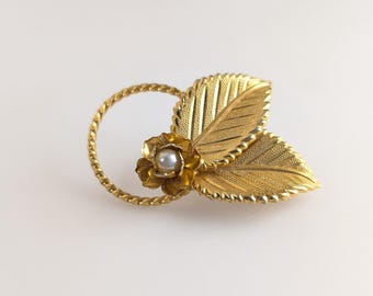 Pretty Small Vintage Gold-tone brooch with Faux Pearl
