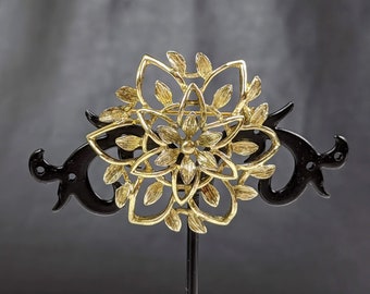 Lovely Gold-tone Vintage Openwork Brooch signed Sarah Coventry Jewellery.