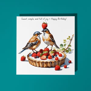 Pájaros hechos a mano sentados en una tarta de bayas: dulce, simple y llena de alegría. Tarjeta de feliz cumpleaños para amantes de los animales. Tarjeta de felicitación y sobre premium.