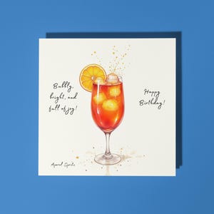 Cóctel Aperol Spritz hecho a mano: burbujeante, brillante y lleno de alegría. Tarjeta de felicitación de cumpleaños para amantes de los animales. Tarjeta de felicitación y sobre premium.