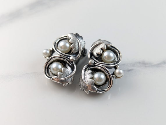 Lovely Vintage Jewellery Silver-tone Faux pearl Leaves Design Clip-on  Earrings