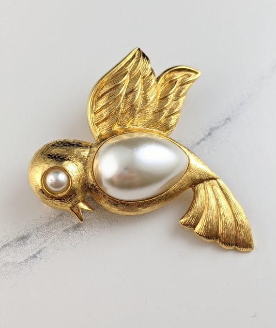 Lovely Vintage Gold-tone Faux Pearl Bird Brooch b… - image 10
