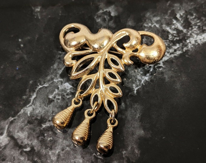 Lovely Vintage Gold tone leaf Design Brooch