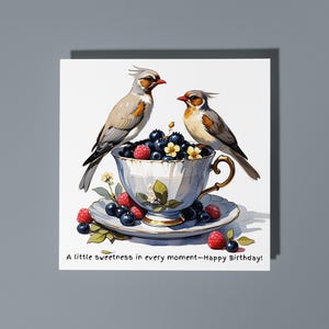 Handgemaakte vogels op een kopje met bessen Een beetje zoetheid Happy Birthday-kaart Funny Animal-kaart Animal Lovers Premium wenskaart en envelop