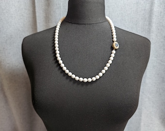 Lovely Vintage Jewellery Elegant Bergere Milky Poured Glass Necklace 1950