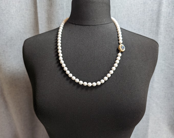 Lovely Vintage Jewellery Elegant Bergere Milky Poured Glass Necklace 1950