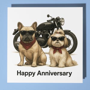 Bulldog francese Shih Tzu vicino a una motocicletta Biglietto di auguri di buon anniversario con animale divertente Busta di auguri premium - Biglietto di auguri personalizzato per cani - Marito