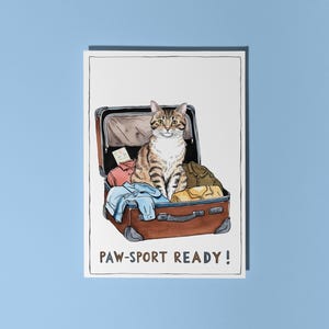 Tarjeta de felicitación hecha a mano con un gato divertido en una maleta. ¡Lista para el deporte de la pata! Tarjeta de buen viaje. Tarjeta divertida con animales. Tarjeta de felicitación premium para amantes de los animales. Sobre