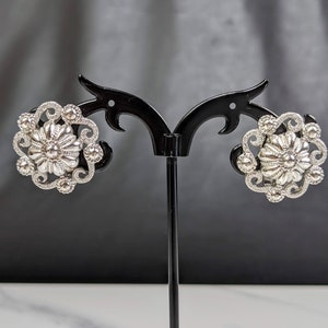 Hübsche Vintage Silberfarbene Komfort Clip-On Trifari Schmuck Ohrringe