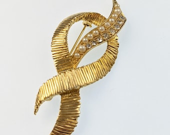 Lovely Vintage Jewellery  Rhinestone Faux Pearl Brooch