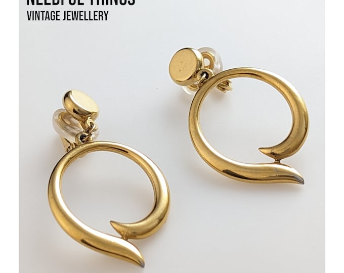 Trifari Jewellery Gold Tone Ribbon Ring Designed Clip-on Earrings
