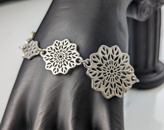 Lovely Vintage Silver-tone Snowflakes delicate Bracelet by Cookie Lee Jewellery