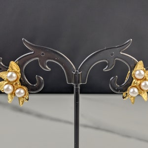 Lovely Vintage Jewellery Gold-Tone Faux Pearls Leaves Design Clip-on Earrings