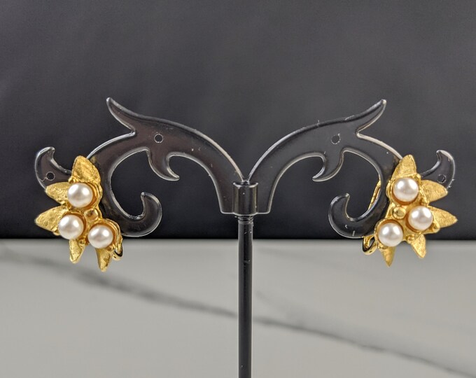 Lovely Vintage Jewellery Gold-Tone Faux Pearls Leaves Design Clip-on Earrings