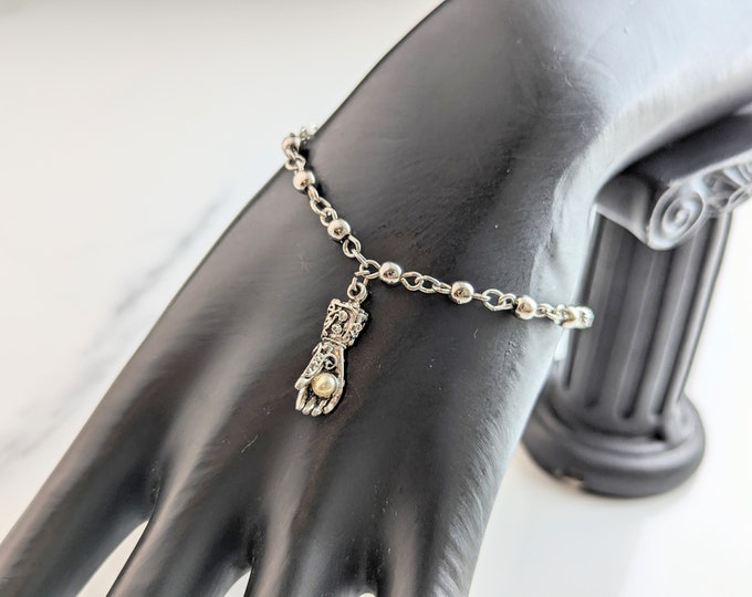 Lovely Vintage Jewellery Helping Hand Charm Delicate Bracelet