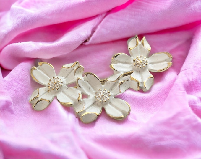 Lovely Vintage White Dogwood flower pin Brooch by Napier Jewellery