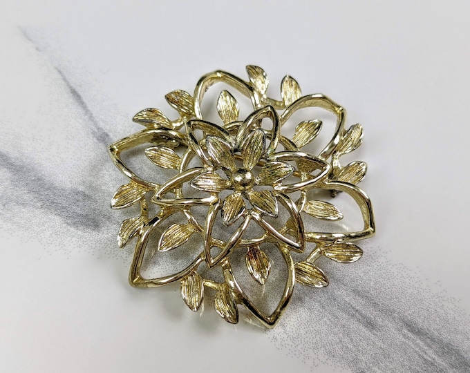 Lovely Gold-tone Vintage Openwork Brooch signed Sarah Coventry Jewellery.