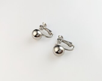 Lovely Vintage Silver-tone Classic round Clip-on Earrings by Napier Jewellery
