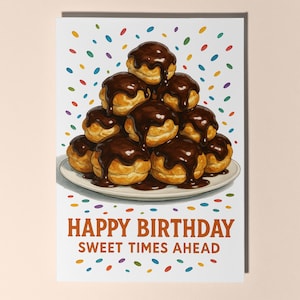 Pode incluir: Um cartão de felicitações com um desenho de uma pilha de profiteroles cobertos com molho de chocolate num prato branco. O cartão tem o texto "HAPPY BIRTHDAY SWEET TIMES AHEAD" em letras castanhas, com confetes coloridos no fundo.