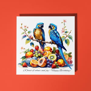 Dos guacamayos con frutas hechos a mano: ¡un festín de color y alegría! Tarjeta de felicitación y sobre premium para amantes de los animales