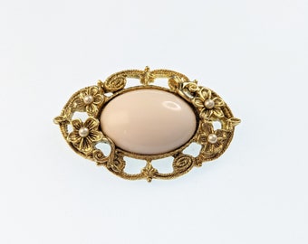 Lovely Vintage Jewellery Gold-tone delicate shade of pink Brooch