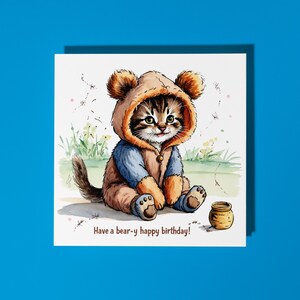 Chaton fait main dans un costume d'ours Carte de joyeux anniversaire avec un ours Carte d'animal amusante Carte de voeux premium pour amoureux des animaux