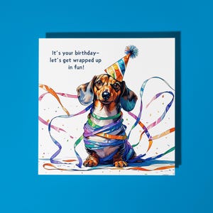 Dachshund feito à mão embrulhado inteiramente em serpentinas de festa - Cartão de feliz aniversário Cartão engraçado de animal Amantes de animais Cartão de felicitações premium Envelope
