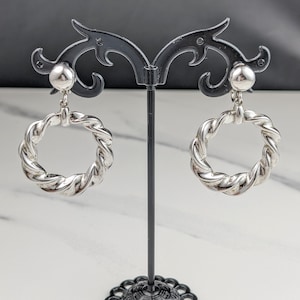 Wunderschöne Vintage Creolen in silberfarbener Optik von Trifari Jewellery