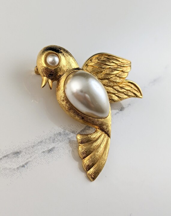 Lovely Vintage Gold-tone Faux Pearl Bird Brooch b… - image 9