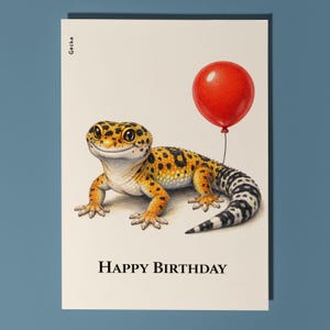 Könnte beinhalten: Geburtstagskarte mit einem lächelnden Gecko mit orangefarbenen und schwarzen Flecken, der einen roten Ballon hält. Die Worte "HAPPY BIRTHDAY" sind unter dem Gecko aufgedruckt. Das Wort "Gecko" ist oben links aufgedruckt.