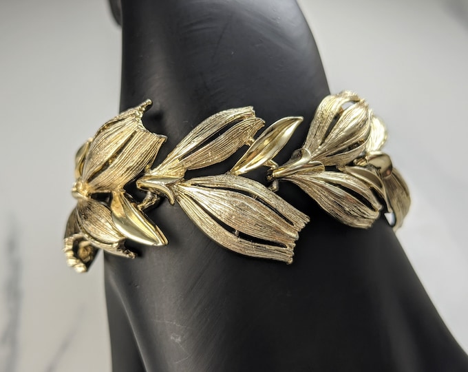 Beautiful Vintage Gold-tone Openwork Bell flower |Bracelet by Lisner Jewellery