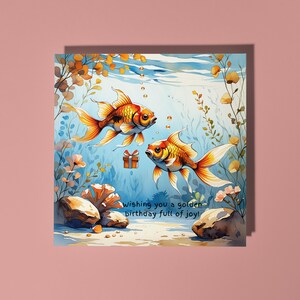 Handgemaakte twee goudvissen met een cadeau Een gouden verjaardag vol vreugde wensen Happy Birthday Card Animal Lovers Premium wenskaart en envelop
