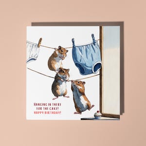 Hamsters engraçados feitos à mão e bolo - Hanging in There! Cartão de feliz aniversário Cartão engraçado de animais Amantes de animais Cartão de felicitações premium e envelope
