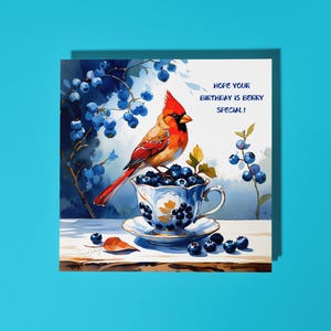 Uccello cardinale rosso fatto a mano su tazza da tè di mirtilli, speciale biglietto di auguri di buon compleanno, biglietto di auguri con animali divertenti, biglietto di auguri premium per amanti degli animali e busta