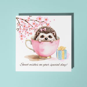 Handgemaakte schattige egel in een kopje Sweet Wishes op jouw speciale dag! Kaart Grappige dierenkaart Dierenliefhebbers Premium wenskaart Envelop
