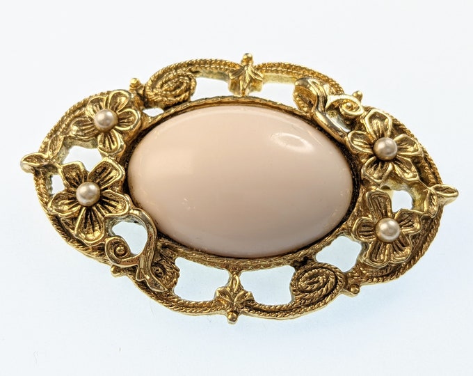 Lovely Vintage Jewellery Gold-tone delicate shade of pink Brooch