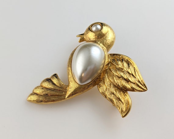 Lovely Vintage Gold-tone Faux Pearl Bird Brooch b… - image 5
