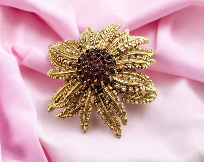 Lovely Gold-tone Yellow Topaz colour Moulded Glass Centre Brooch by Sarah Coventry Jewellery