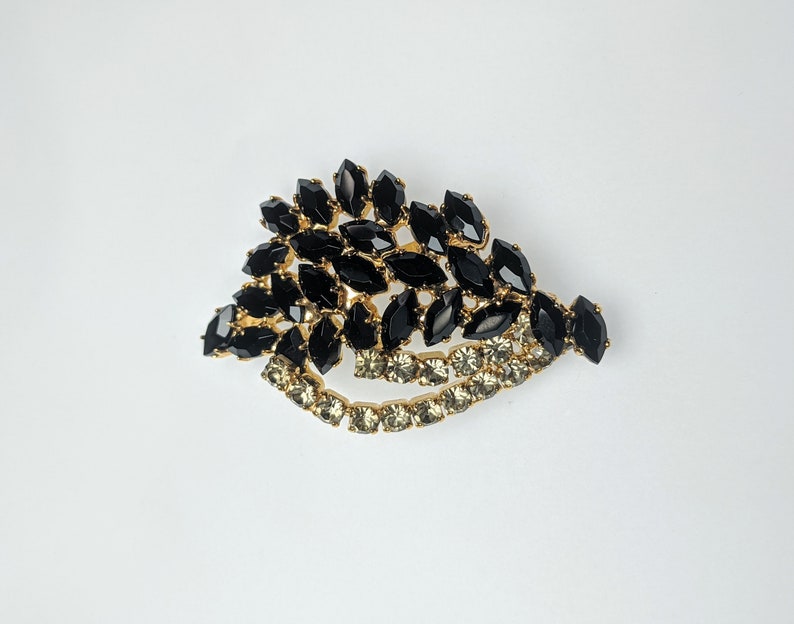 Lovely Vintage Jewellery Gold-tone Faux onyx sparkling Smoky Diamonds Brooch