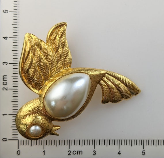 Lovely Vintage Gold-tone Faux Pearl Bird Brooch b… - image 8