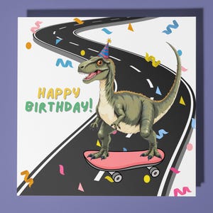 Dinosauro T-Rex su uno skate - Biglietto di compleanno - Biglietto personalizzato - Biglietto con animali divertenti - Biglietto di auguri premium e busta per mamma, figlio, sorella, amica
