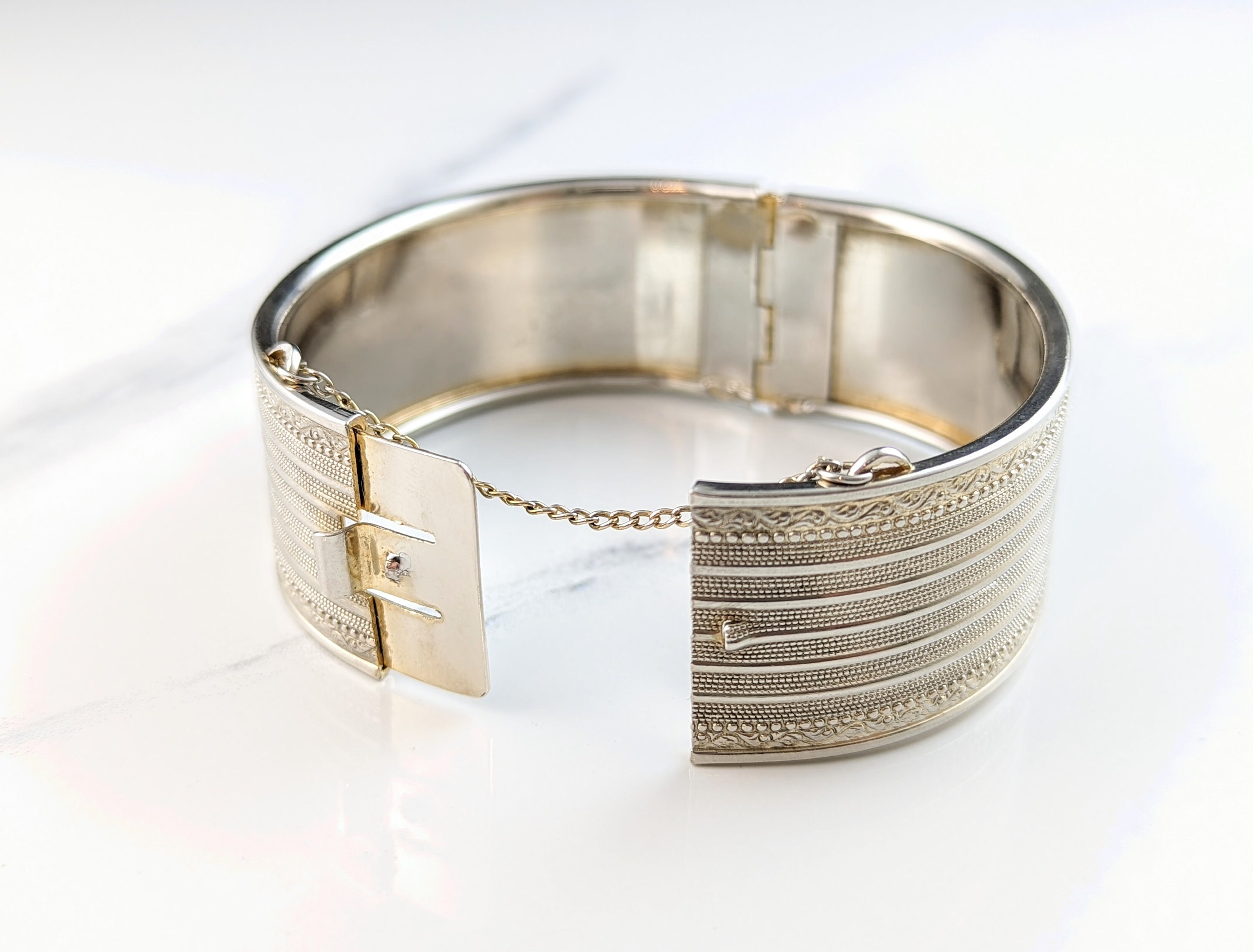 Classic and Elegant Silver-tone Cuff Bracelet Vintage Jewellery | Bettelarmbänder