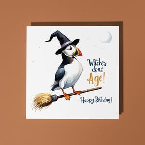 Puffin fatto a mano vola su un manico di scopa Le streghe non invecchiano! Biglietto di auguri di buon compleanno Biglietto di auguri con animali divertenti Amanti degli animali Biglietto di auguri premium Busta